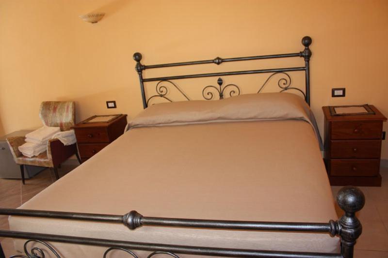 Agriturismo Ghiritina Франкавиля ди Сицилия Стая снимка
